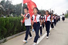 學(xué)生走進企業(yè) 體驗勞動美